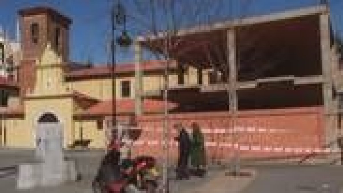 Aspecto de la estructura de hormigón adosada a la iglesia de San Pedro