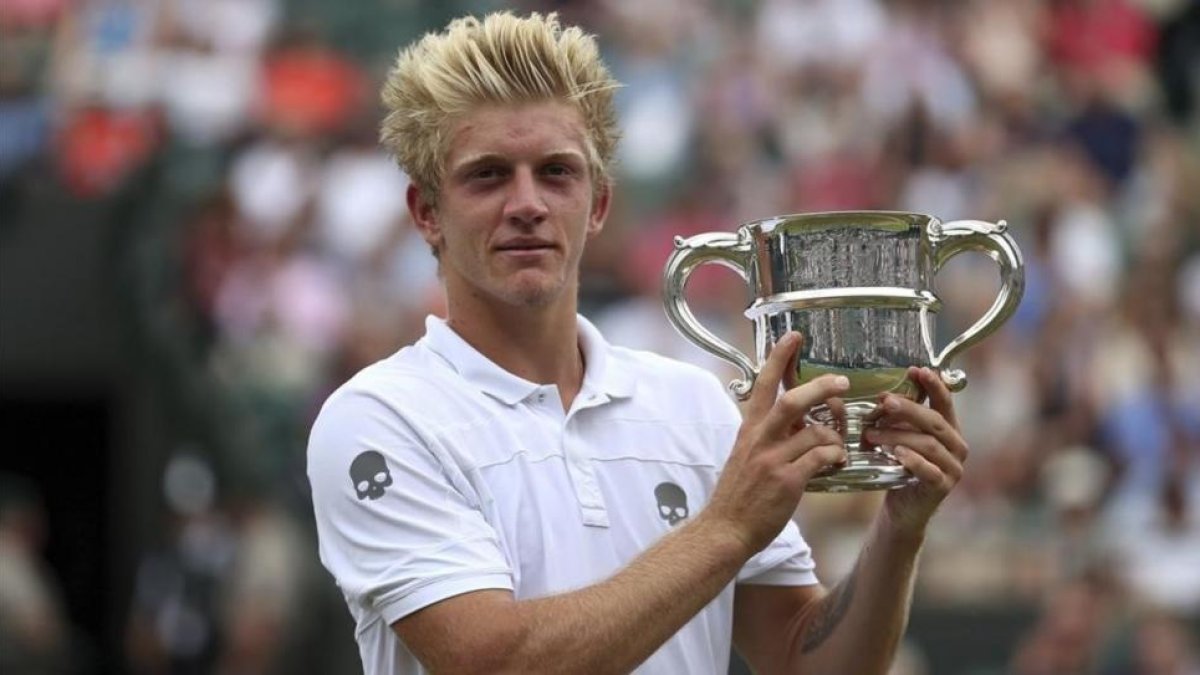 Alejandro Davidovich, con el trofeo de campeón junior de Wimbledon, este domingo.