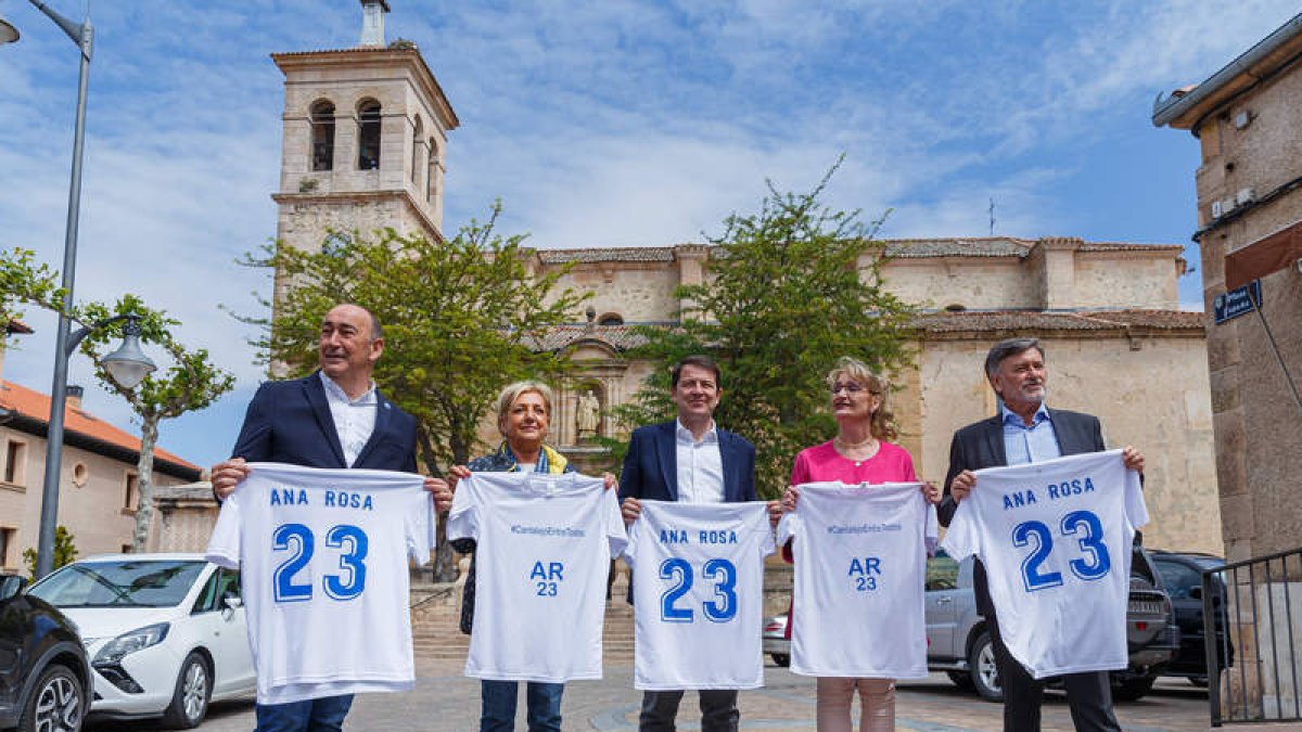 Mañueco ayer en Cantalejo, con candidatos del PP. NACHO VALVERDE