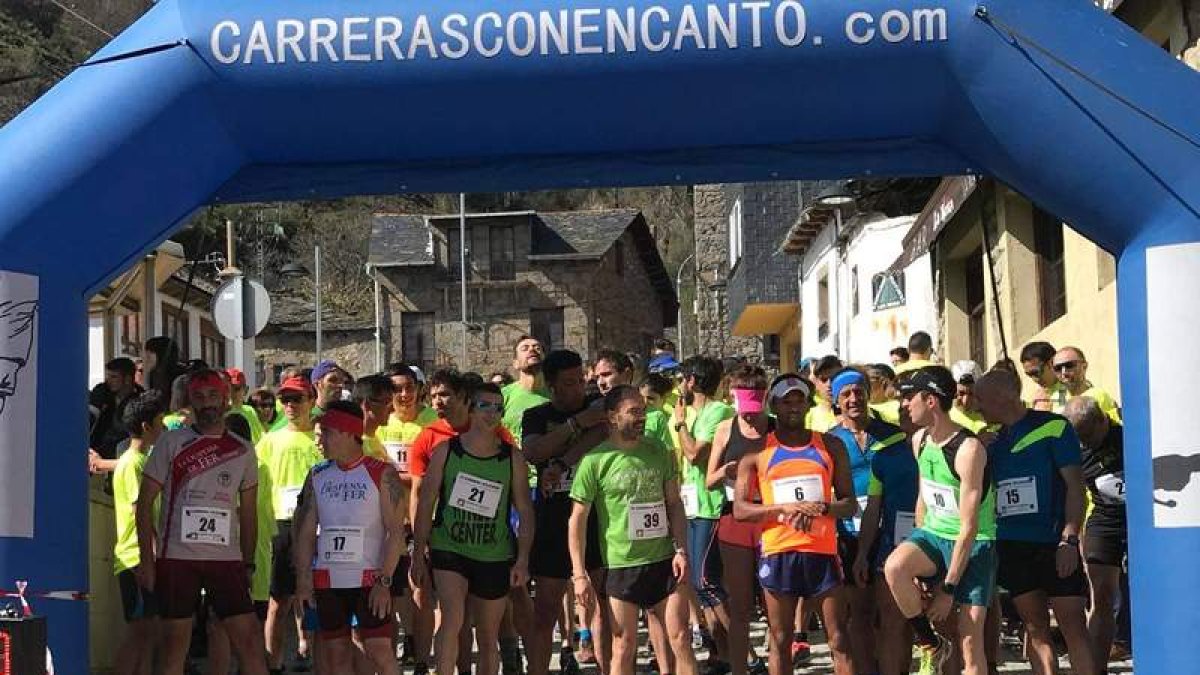 La carrera lacianiega contó con medio centenar de participantes en la categoría absoluta. DL