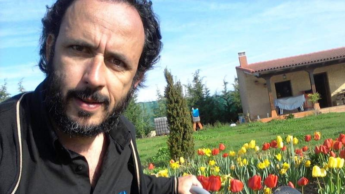 El inquieto novelista de Benavides de Órbigo y la portada de su nueva novela