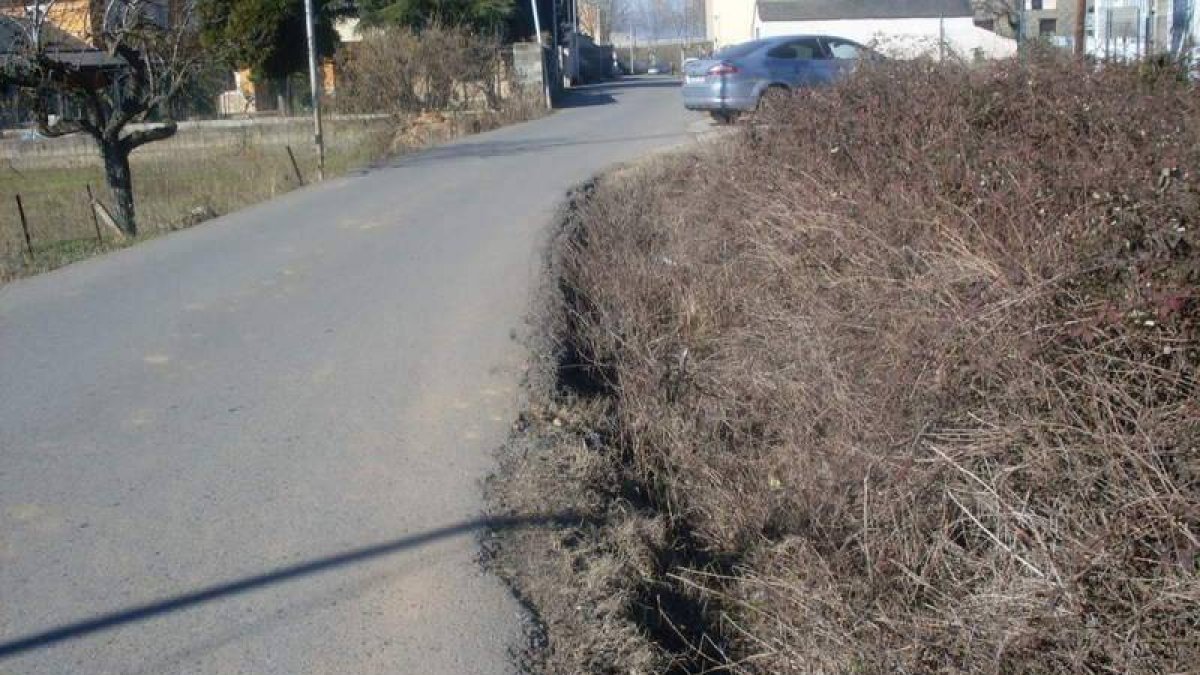 La imagen muestra el mal estado de la calle Cabo de Peña.
