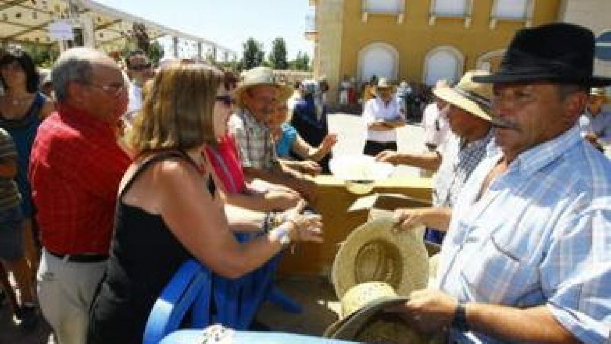 La organización repartió cerca de 3.000 gorros de paja.