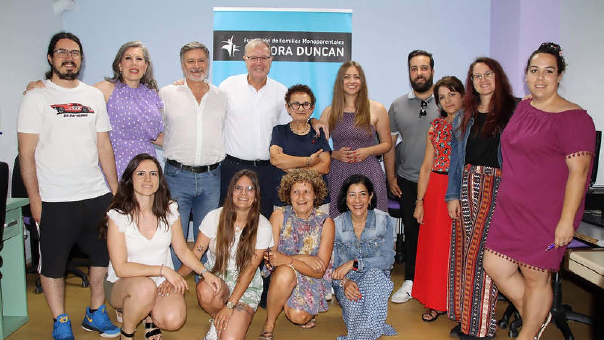 Los populares con las integrantes de la Asociación Isadora Duncan. PEIO GARCÍA