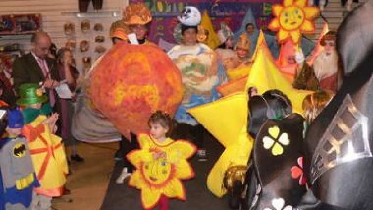 El carnaval de El Corte Inglés contó con una amplia participación.