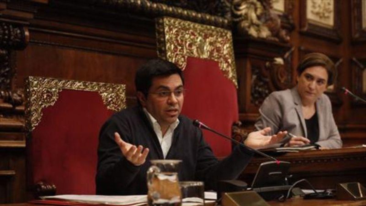 El primer teniente de alcalde, Gerardo Pisarello, y la alcaldesa, Ada Colau, en un pleno municipal.