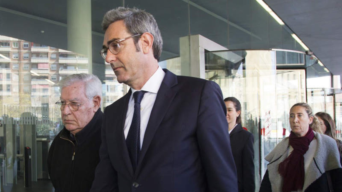 El exdirector administrativo del Palau Jordi Montull (izquierda), junto a su abogado. MARTA PÉREZ