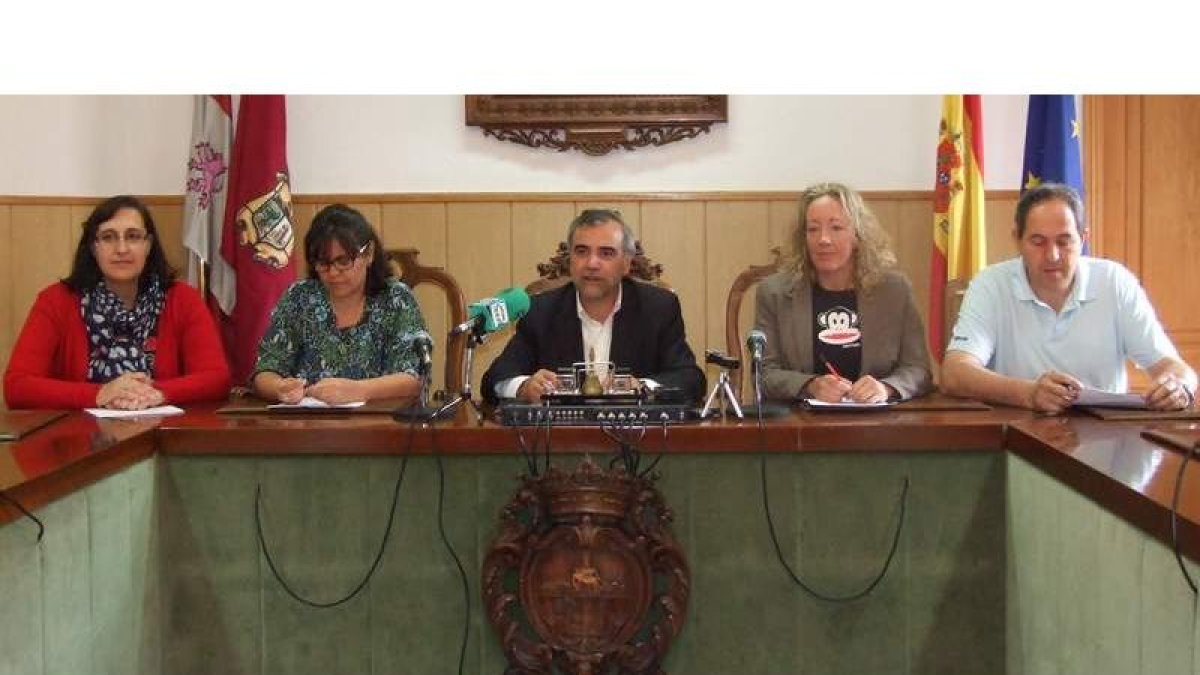 Palazuelo acompañado por los concejales de diferentes áreas presentó el programa estival.