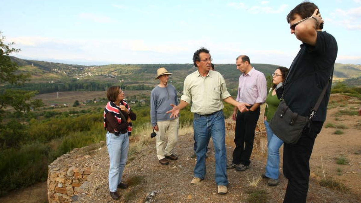 En el centro, Javier Sánchez-Palencia, en el castro de Borrenes junto a expertos del CSIC. DL