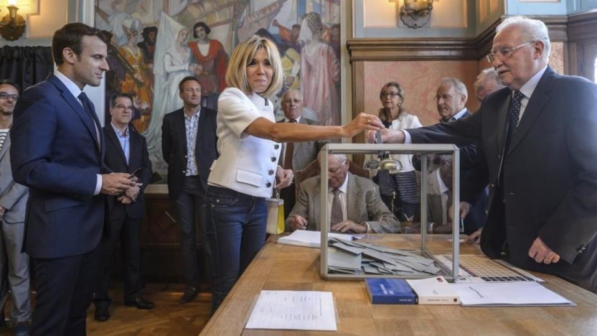 Los Macron en el colegio electoral de Le Touquet donde han votado.