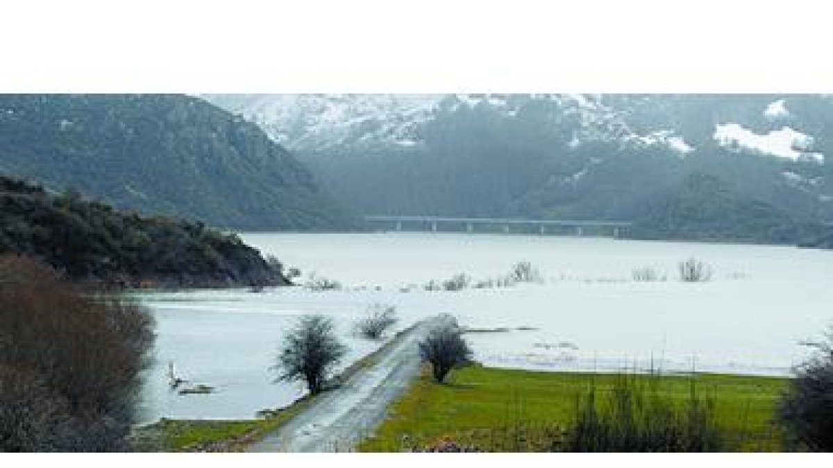 Cola del embalse del Riaño en Vegacerneja, con la vieja N-625 como marca del nivel del agua.