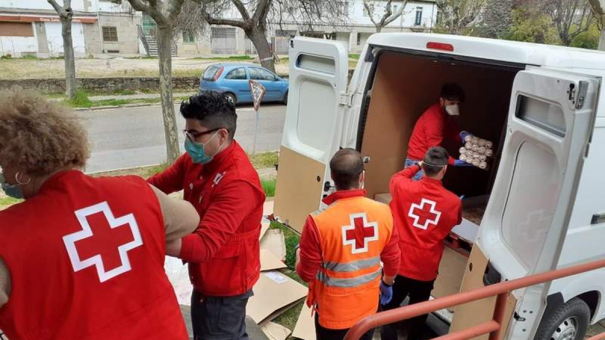 Entrega de alimentos por parte de Cruz Roja a familias vulnerables de la provincia. DL