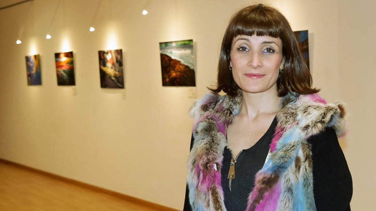 La creadora, investigadora y comisaria de arte Macu Morán expone en la galería Cinabrio. cuevas