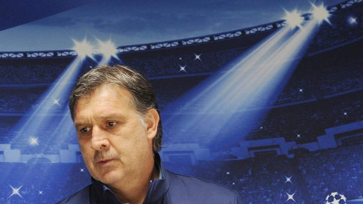 Martino trata de confeccionar un equipo ante el Milan pensando también en el clásico.