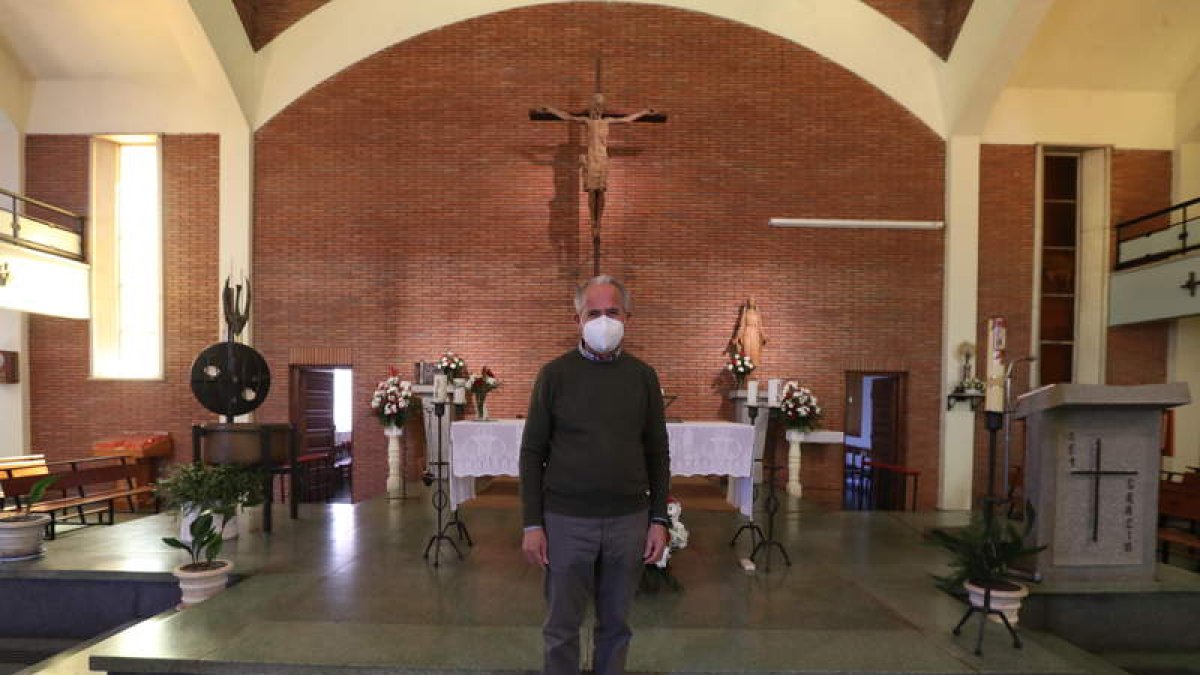 José Antonio Prada, actual párroco, delante del altar donde todo es obra de Coomonte. DE LA MATA