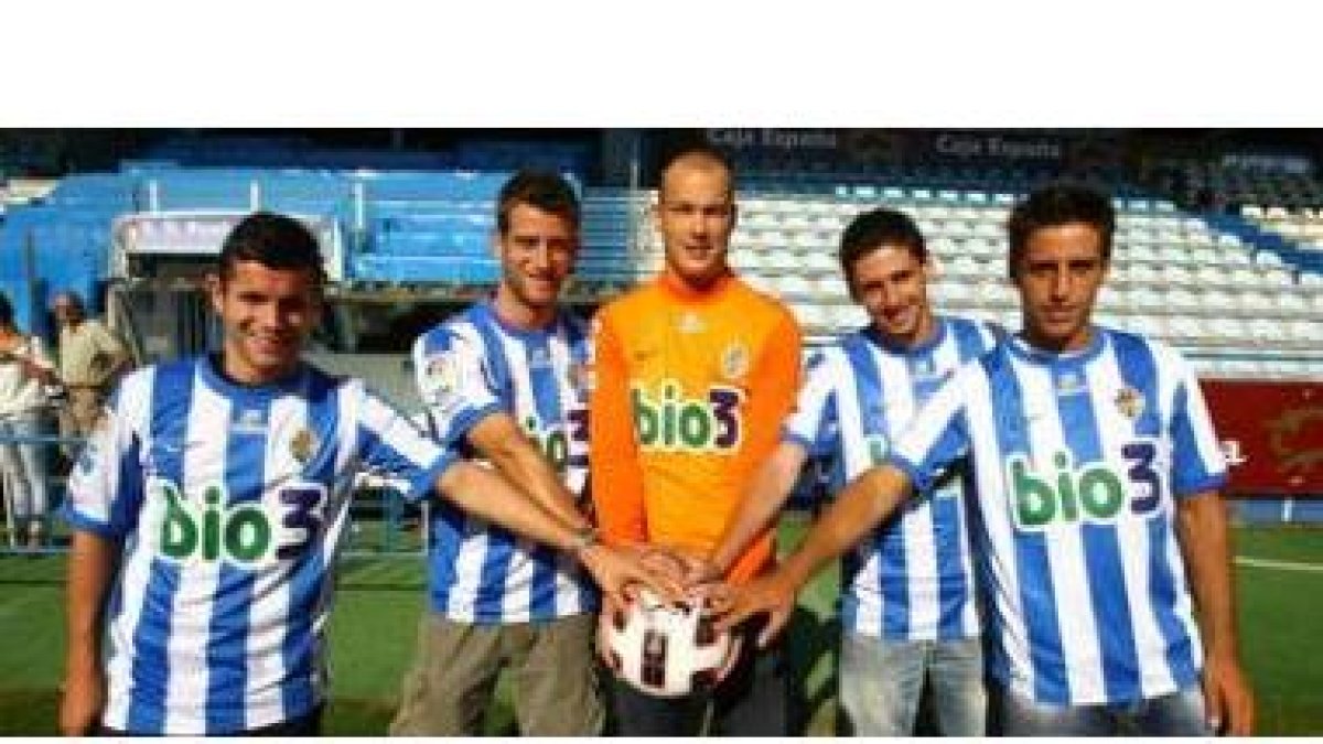 Cristian, Máyor, Queco Piña, Redondo y Javi López posan con su nueva camiseta y el balón de la Liga