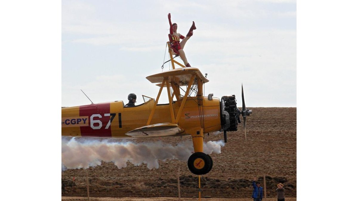 Ainhoa Sánchez, primera wing walker española, durante su actuación en la inauguración oficial del aeródromo privado Los Oteros