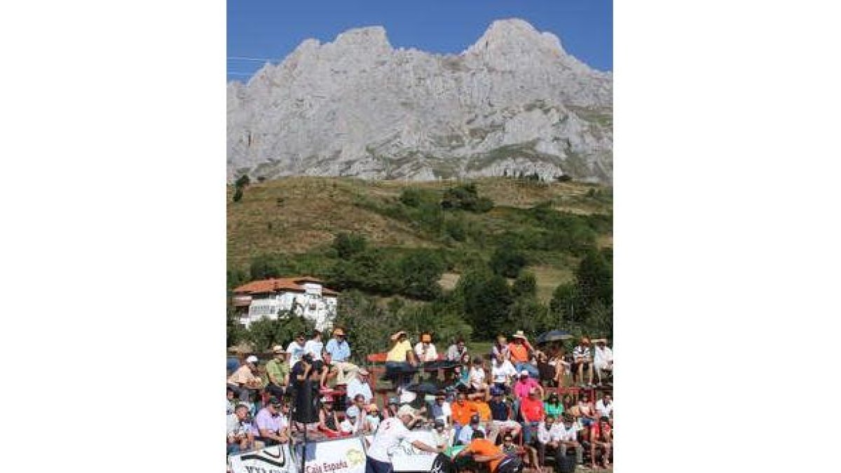 Picos presta su inmensidad a la mejor lucha leonesa.