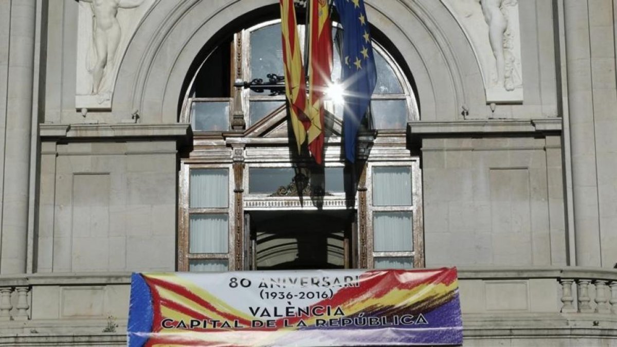 Pancarta conmemorativa en el Ayuntamiento de Valencia como