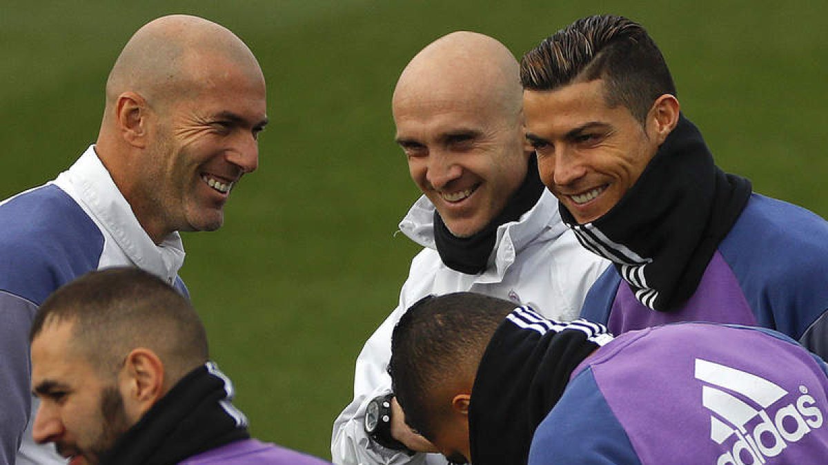 Zinedine Zidane junto a su ayudante David Bettoni, Cristiano Ronaldo, Varane y Benzema. BALLESTEROS