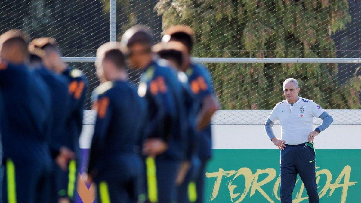 Tite observa a sus jugadores durante uno de los entrenamientos en Portugal.