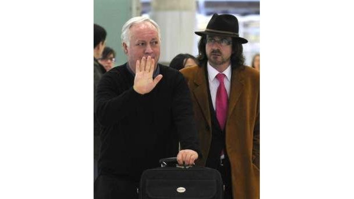 José Pérez, «Pepe el del Popular», junto a su abogado ayer en Barajas