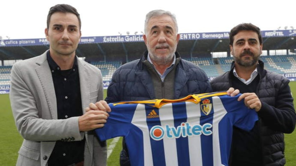David Gallego, director técnico, sobre el césped de El Toralín tras el acto de presentación de los nuevos responsables máximos del primer equipo de la Deportiva sobre el terreno de juego.. L. DE LA MATA