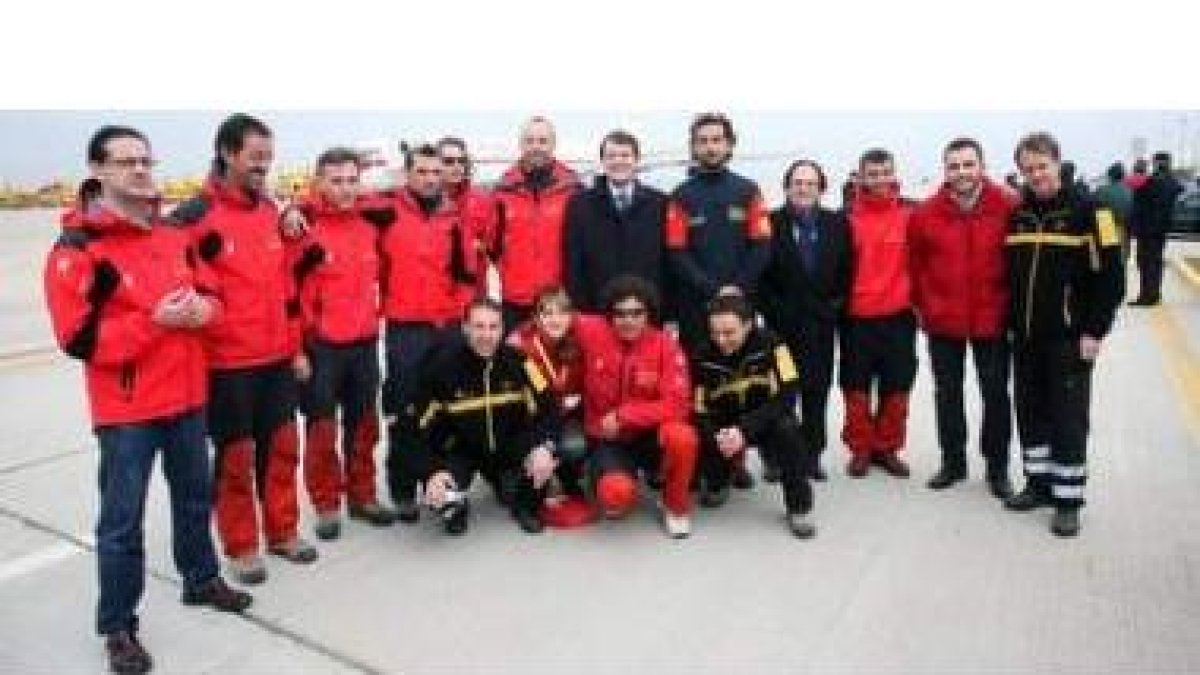 El bombero leonés Óscar Vega Carrera, tercero por la derecha, junto a compañeros, Alfonso Fernández