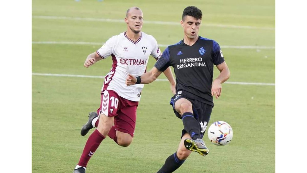 Alexandru Pascanu, con el balón controlado, en el partido liguero de la Deportiva ante el Albacete. ALBA LÓPEZ