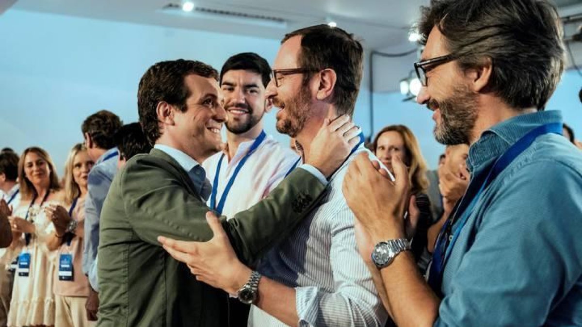 El presidente del PP, Pablo Casado, saluda a Javier Maroto durante el acto de su partido en Vitoria.