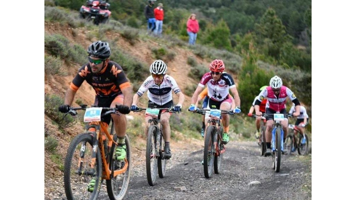La primera etapa de la Vuelta a León BTT contó con un recorrido por el municipio de La Robla. YEZRAEL PÉREZ