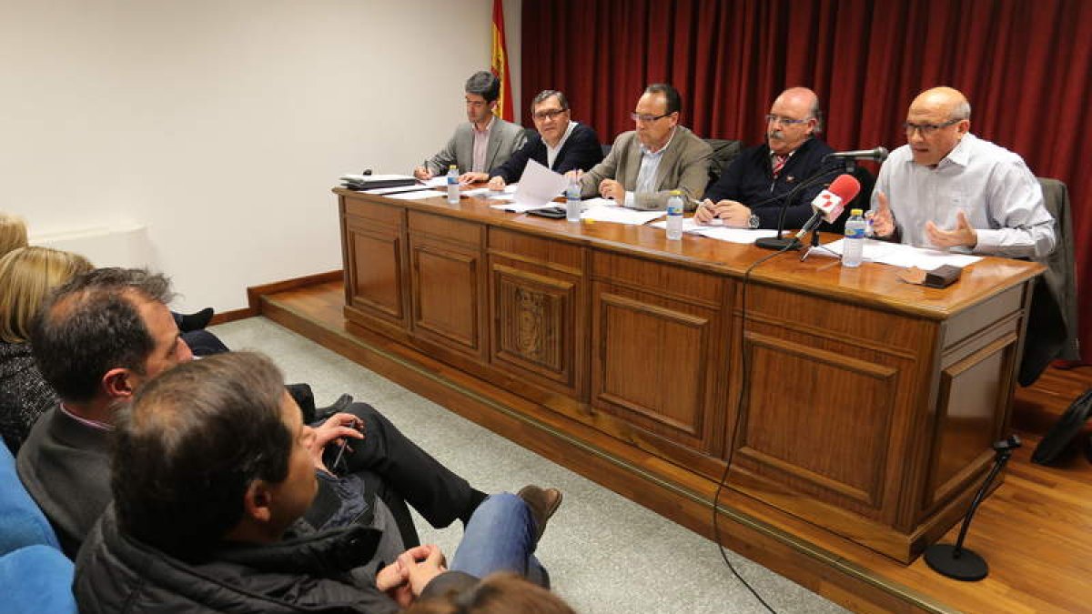 Canedo, Arias, Cubelos y Rey en la mesa presidencial del pleno del Consejo celebrado ayer.