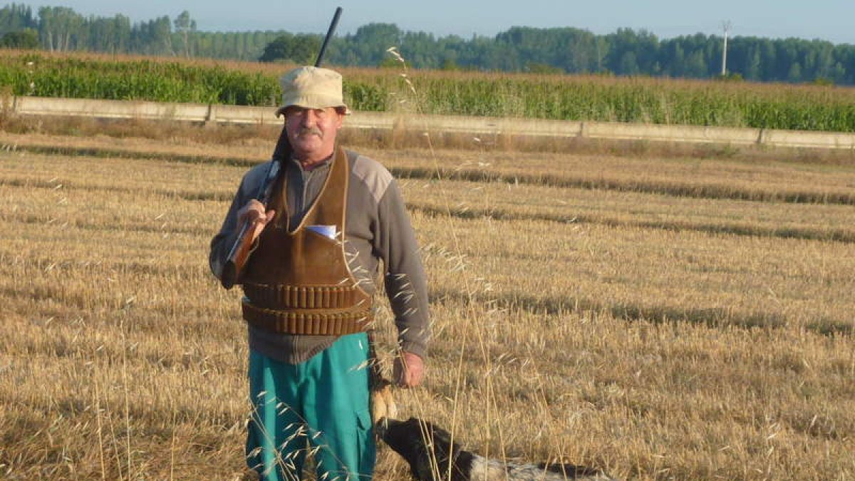 Julián, en Campo de Villavidel, con su media docena de codornices.
