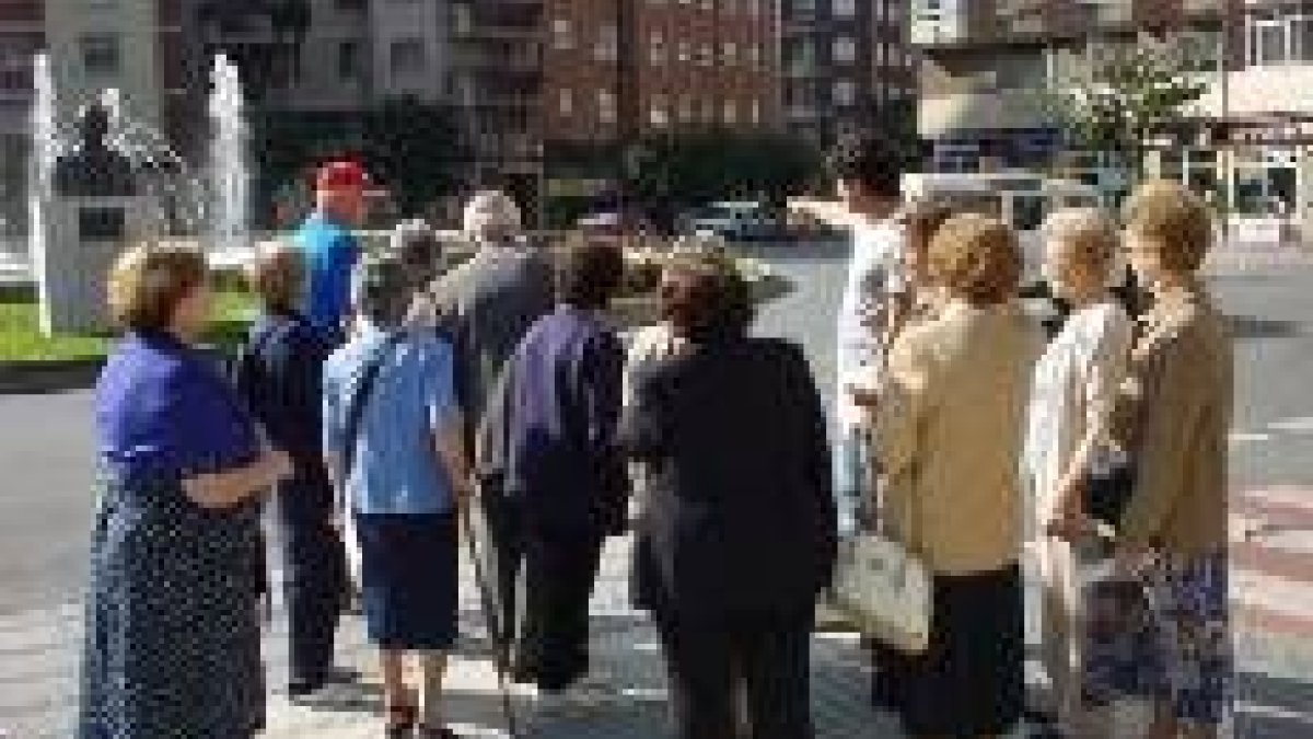 Los asistentes escuchaban atentamente las explicaciones del guía