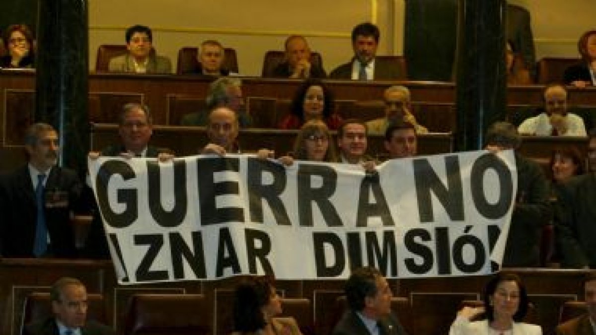 Políticos de IU en el Congreso. Abajo, Arenas, Cascos y Rajoy