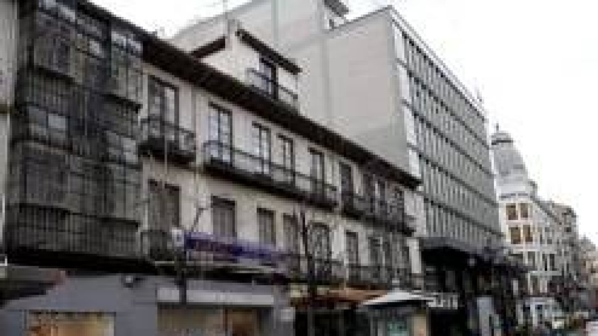 Vista del edificio en el que se proyecta la salida del pasaje comercial hacia la calle Ordoño II