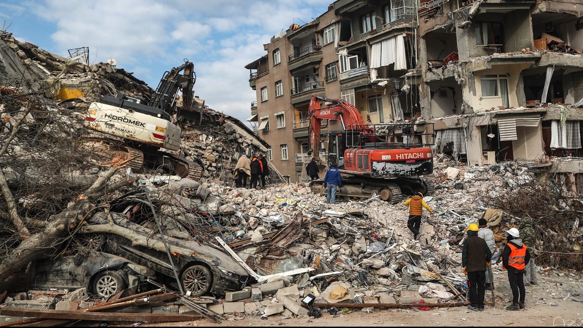 Una excavadoras trabaja en un edificio derrumbado tras los seísmos. EFE/EPA/ERDEM SAHIN