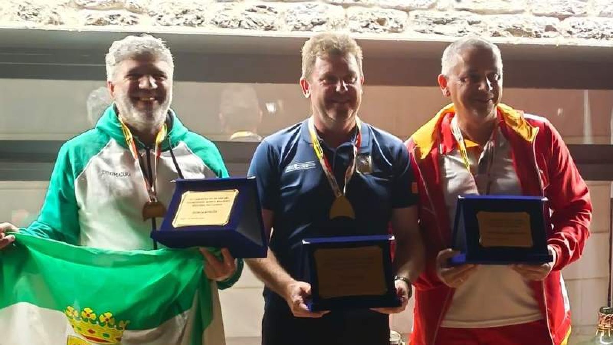 Luis Nieto Carbajal, primero por la derecha, subió al tercer peldaño del podio en el Nacional. CAMPOS