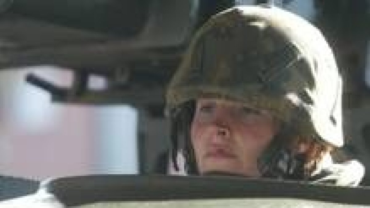 El General Buesa explica las propiedades de un casco del Ejército