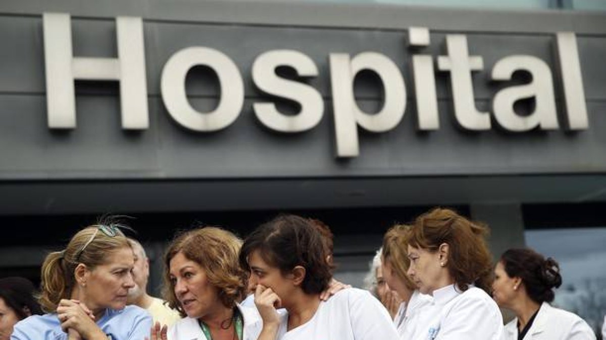 Personal sanitario protesta a las afueras del Hospital Carlos III, este martes.