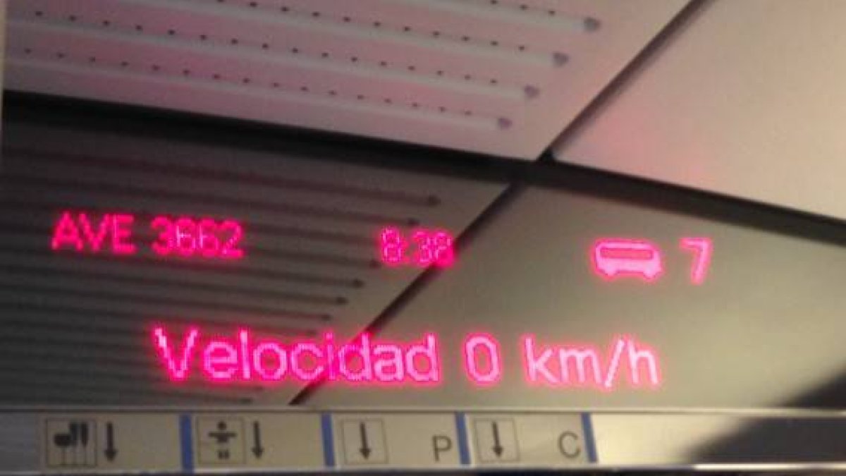 El contador de kilómetros del AVE que iba de Girona a Barcelona y que está parado a la altura de Sant Celoni, esta mañana.