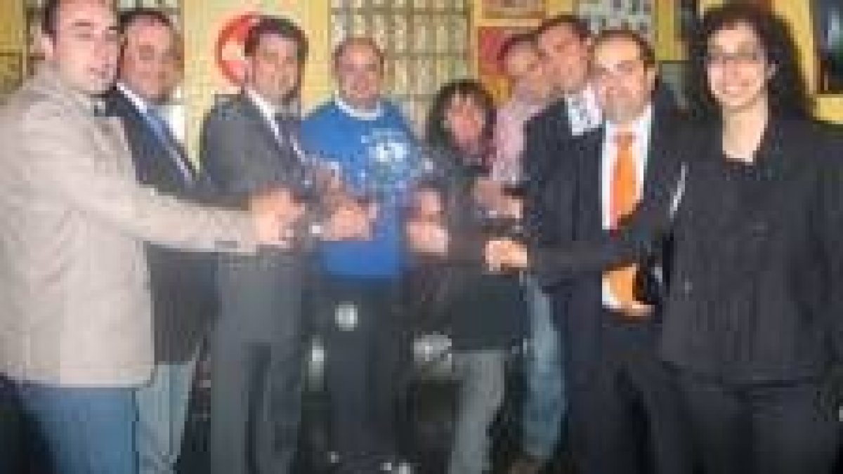 Miembros del Consejo Regulador y el Ayuntamiento brindan en la primera cata, en La Destilería