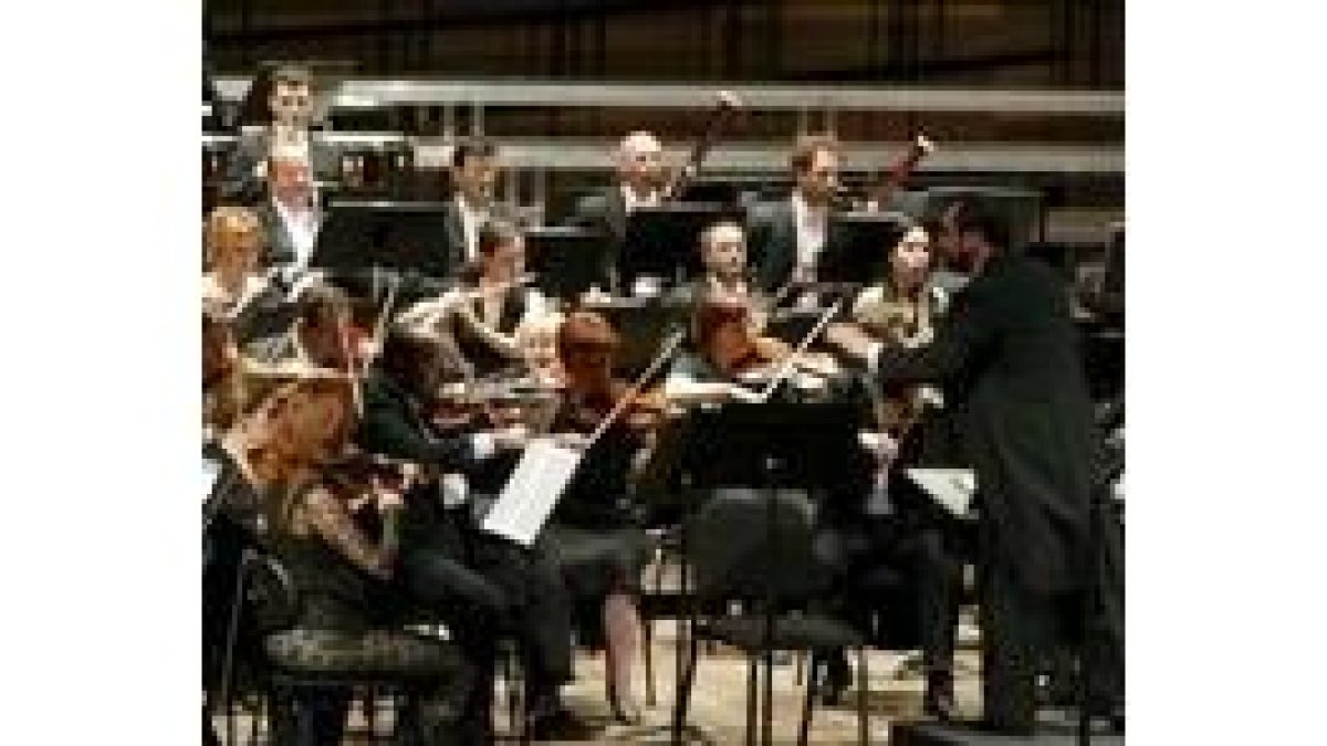 Dorel Murgu dirigiendo a la Orquesta Ciudad de León Odón Alonso