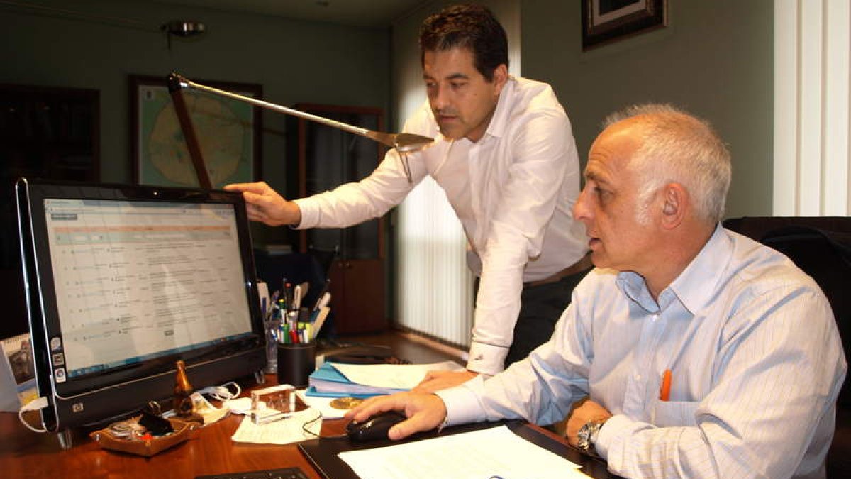 El concejal, Pablo García, y el alcalde, Miguel Ángel del Egido, observan la Sede Virtual.