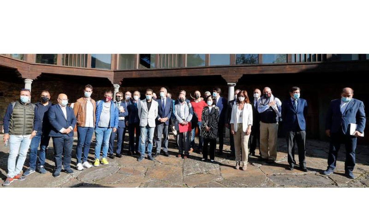 El 29 de septiembre de 2020 se celebró en Villablino la última mesa presencial, en cuya foto aparece, en el centro, con abrigo blanco y negro, Humildad Rodríguez. RAMIRO