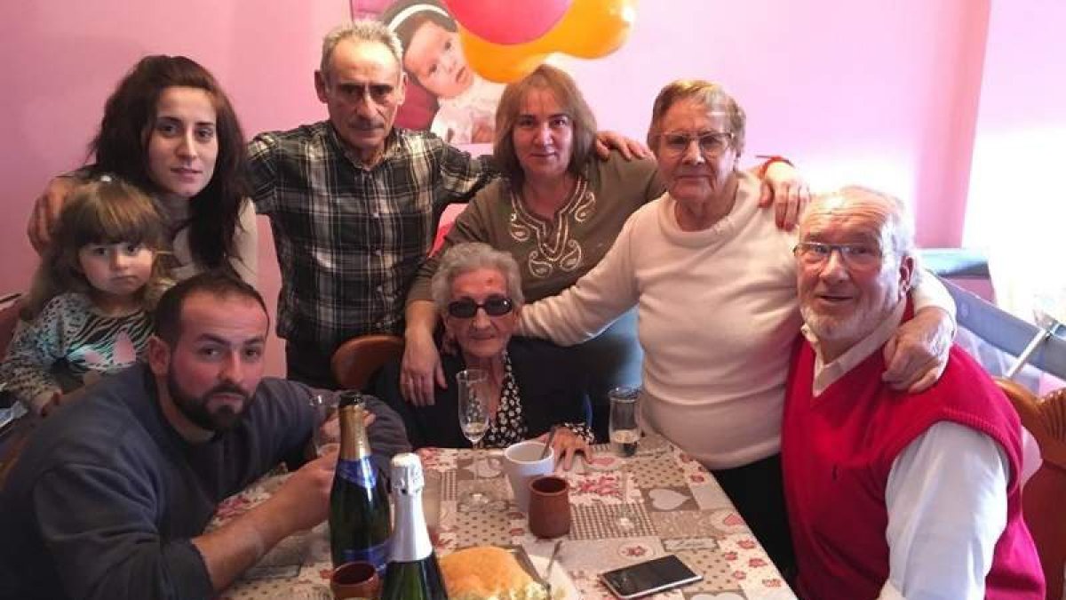 Amigos de Engracia Orgambide Videgaín, ayer, en la celebración de su cumpleaños en Almázcara. DL