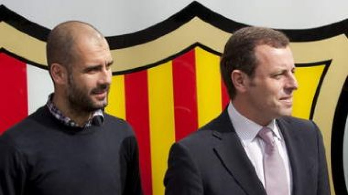 El presidente Rosell, a la derecha, defenderá al Barça de las insinuaciones contra su plantilla.