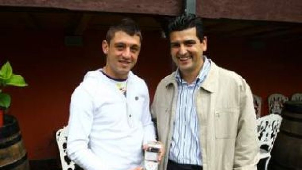 José Antonio Delgado, de Fino, hizo la entrega a Jony.