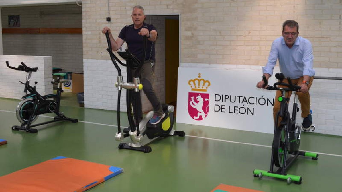 El alcalde (derecha), y el monitor, con los nuevos aparatos. CASTRO