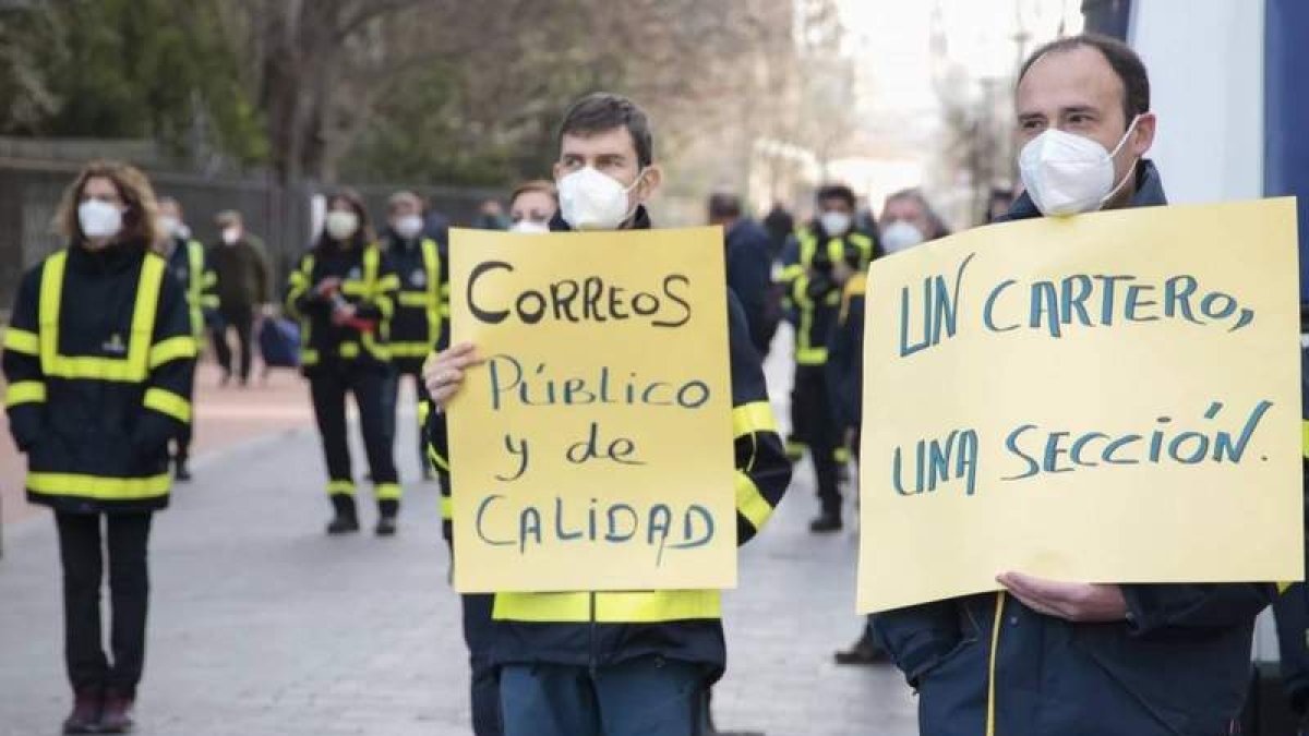 Los carteros se manifestaron ayer en el Crucero. DL